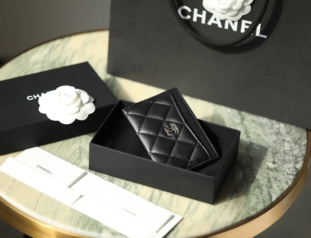 Кардхолдер Chanel — из черной овечьей кожи с серебряной пряжкой.