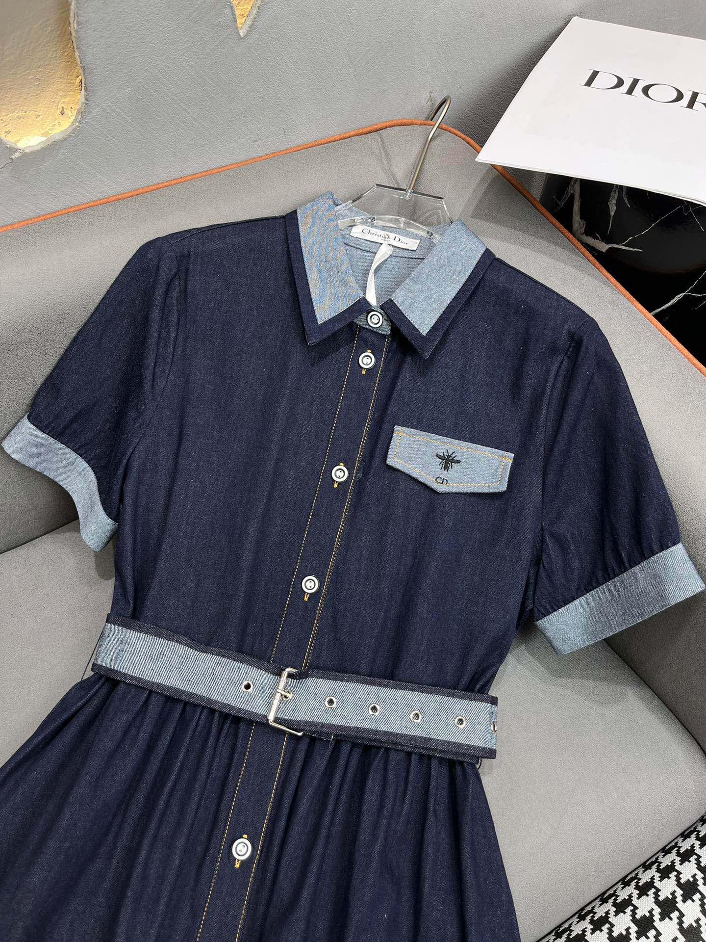 Новинка лета Dior 2403-24ss: джинсовый комбинезон с воротником.