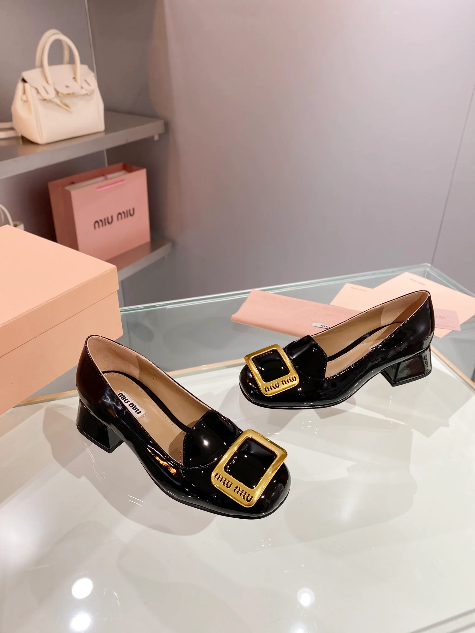 Новинка весны 2023 года от Miu Miu - Туфли на массивном каблуке с закрытым носком - Белые - 1