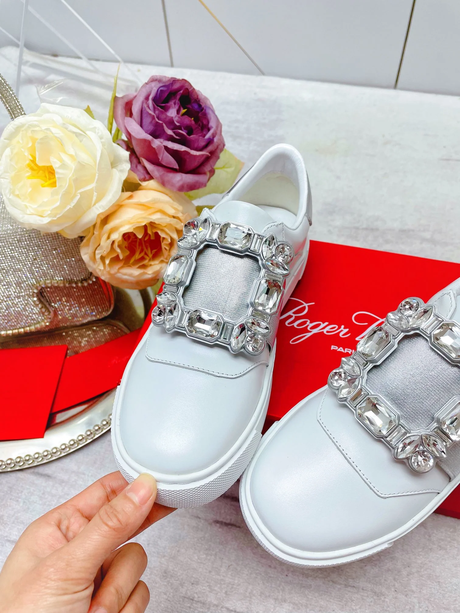 Обувь RV - Новинка весны/лета 2023 - Кожаные кроссовки с пряжкой и стразами / Белые кроссовки