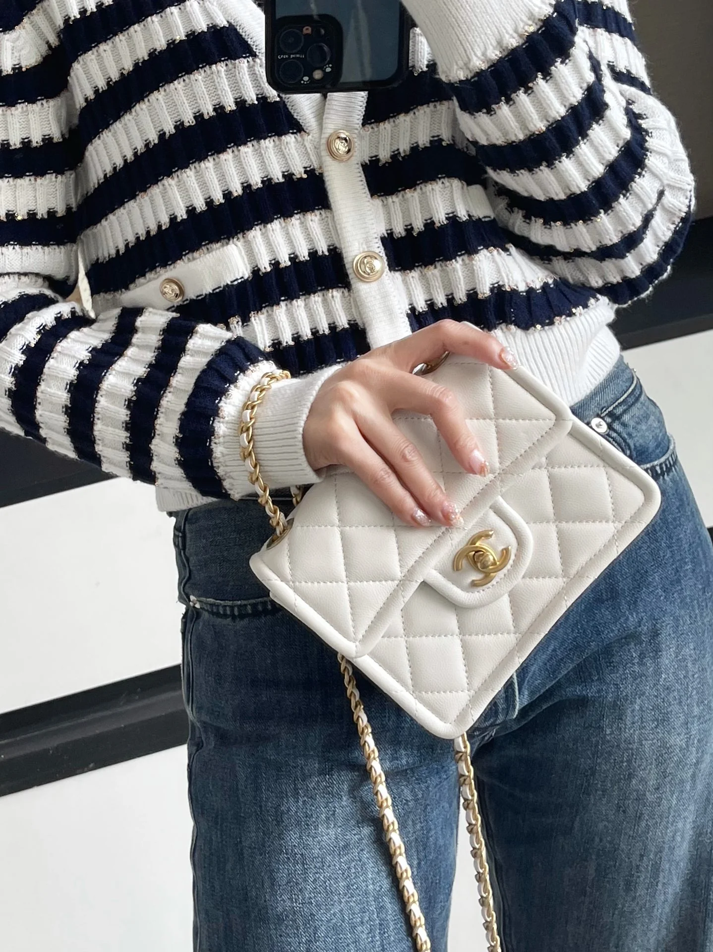 Маленькая булочка из тофу Chanel - белая