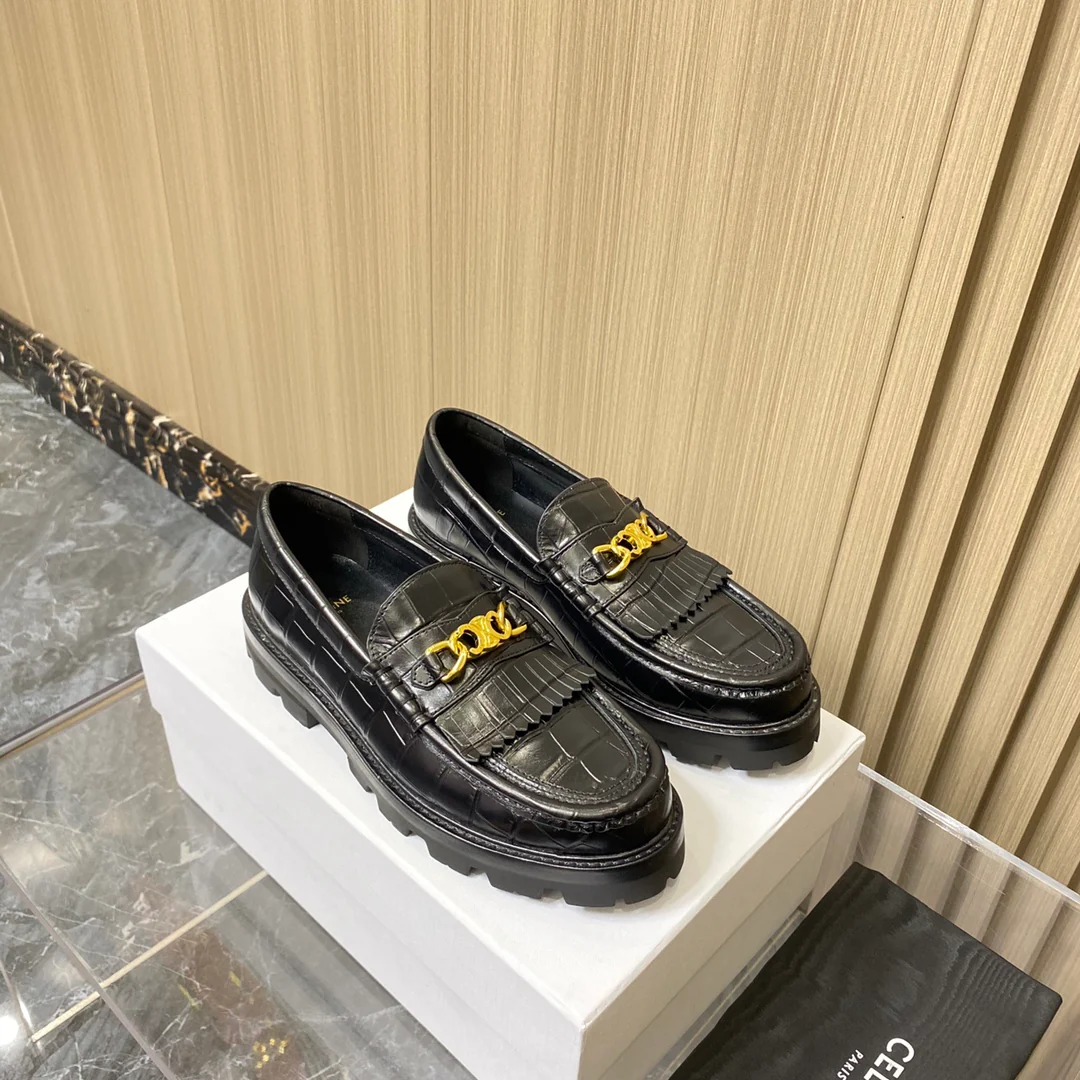 Лоферы Celine на платформе с крокодиловым рисунком