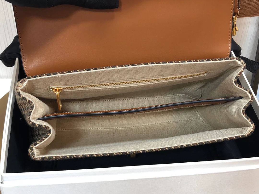 Сумка Celine Teen Soft 16 из мягкой телячьей кожи с узором ?гусиная лапка?.