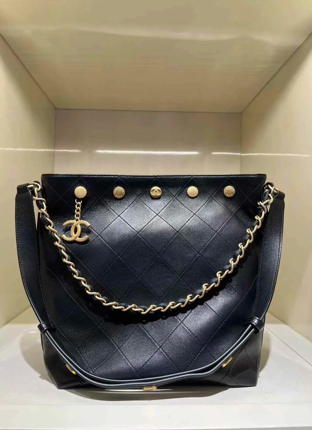 Сумка Chanel в стиле хиппи с золотой монетой 25 пенсов — черно-золотая.