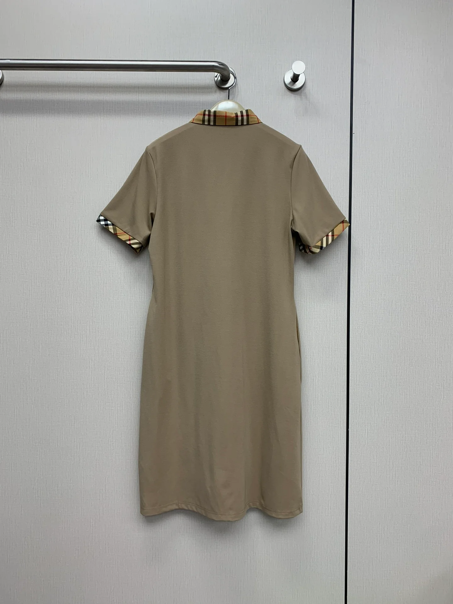 Burberry 2403 - Новое классическое платье в клетку с лоскутным узором для ранней весны - Коричневое