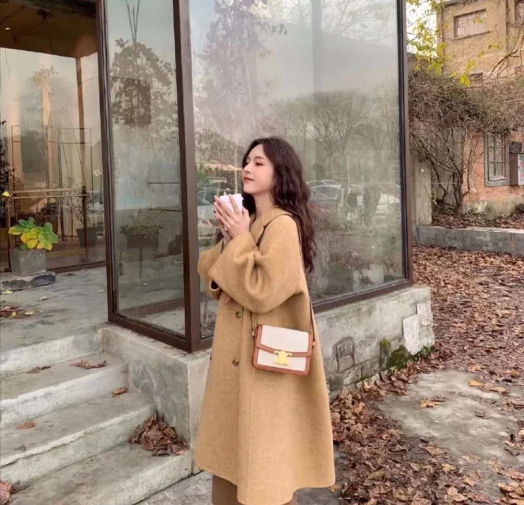 Сумка Celine Triomphe Classic из льна и белой кожи, коричнево-бежевого цвета, маленький размер 18,5 см.