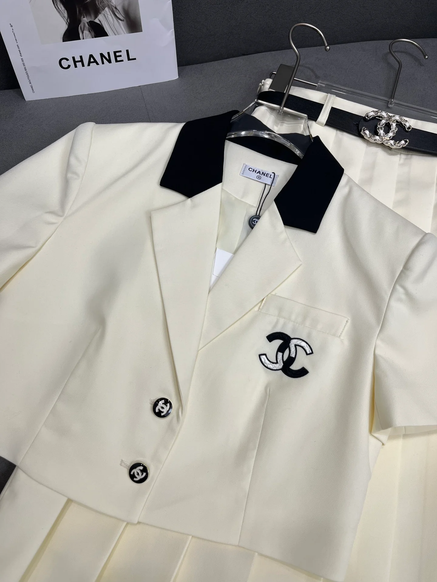 Комплект Chanel 2403-24ss весна/лето: пиджак и плиссированная юбка - белый