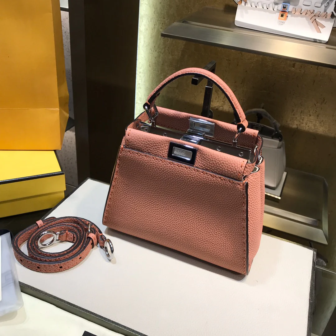 Розовая мини-сумка Fendi Peekaboo Selleria