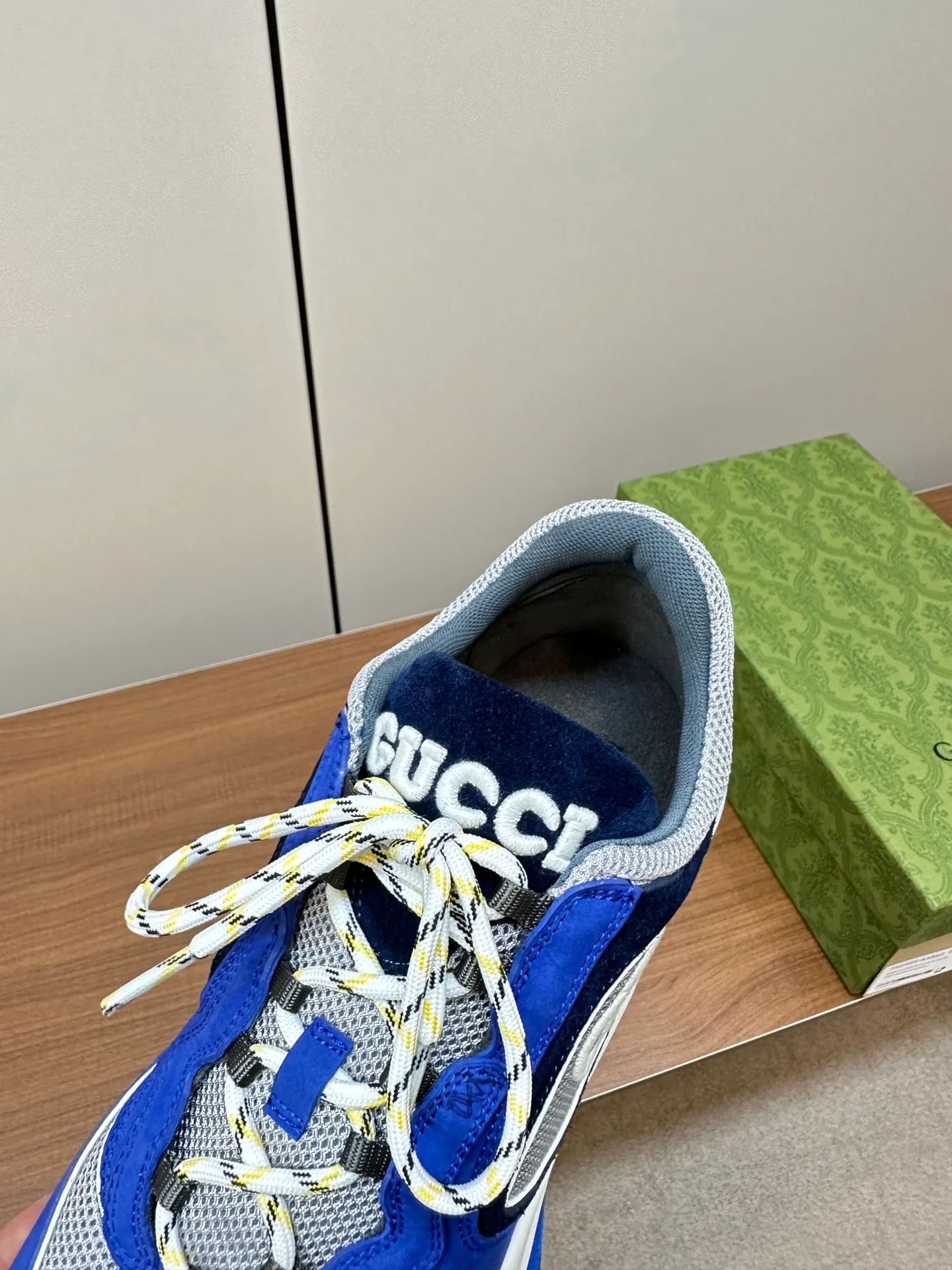 Новинка осенне-зимней коллекции Gucci 2023 — Кроссовки из однотонного вязаного кроя — Унисекс — Синие