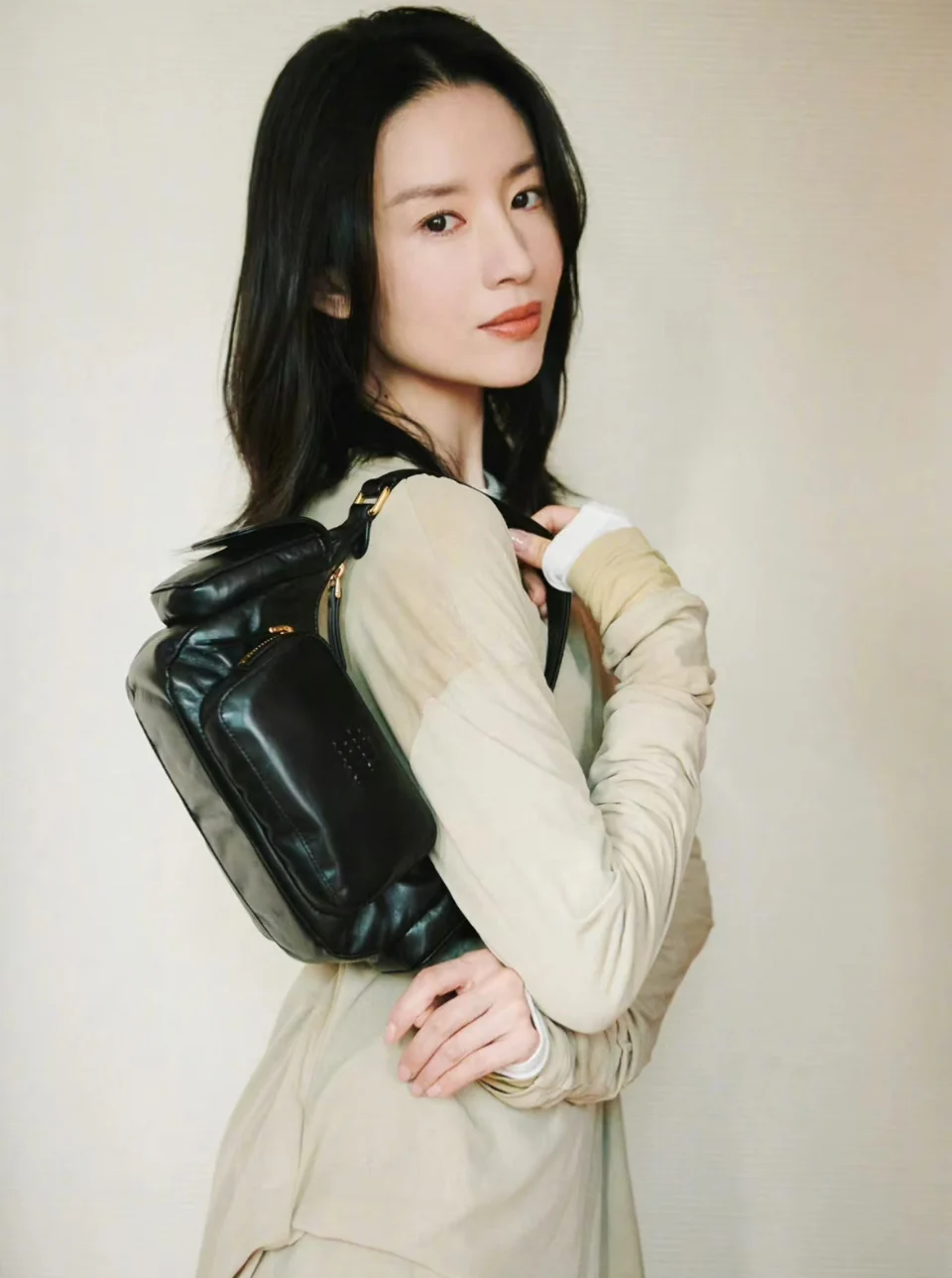 Сумка Miu Miu из кожи наппа с карманами — носите и делитесь с другими.