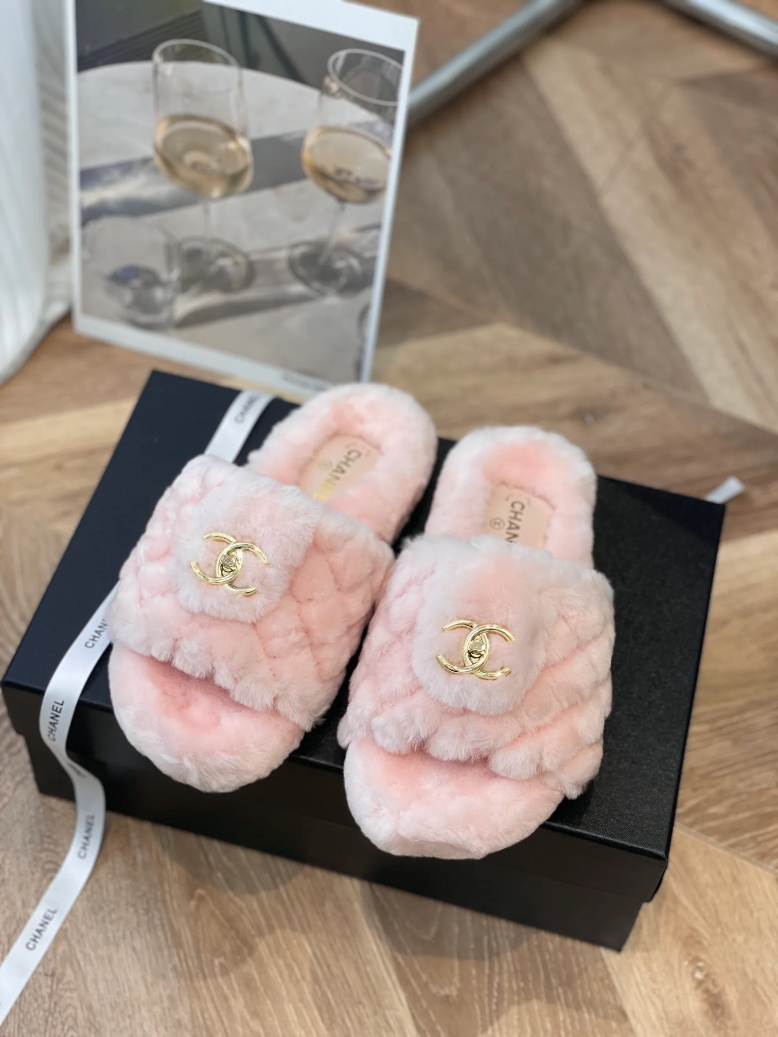 Новинка сезона осень/зима 2022 от Chanel - Тапочки из овечьей шерсти - Розовые