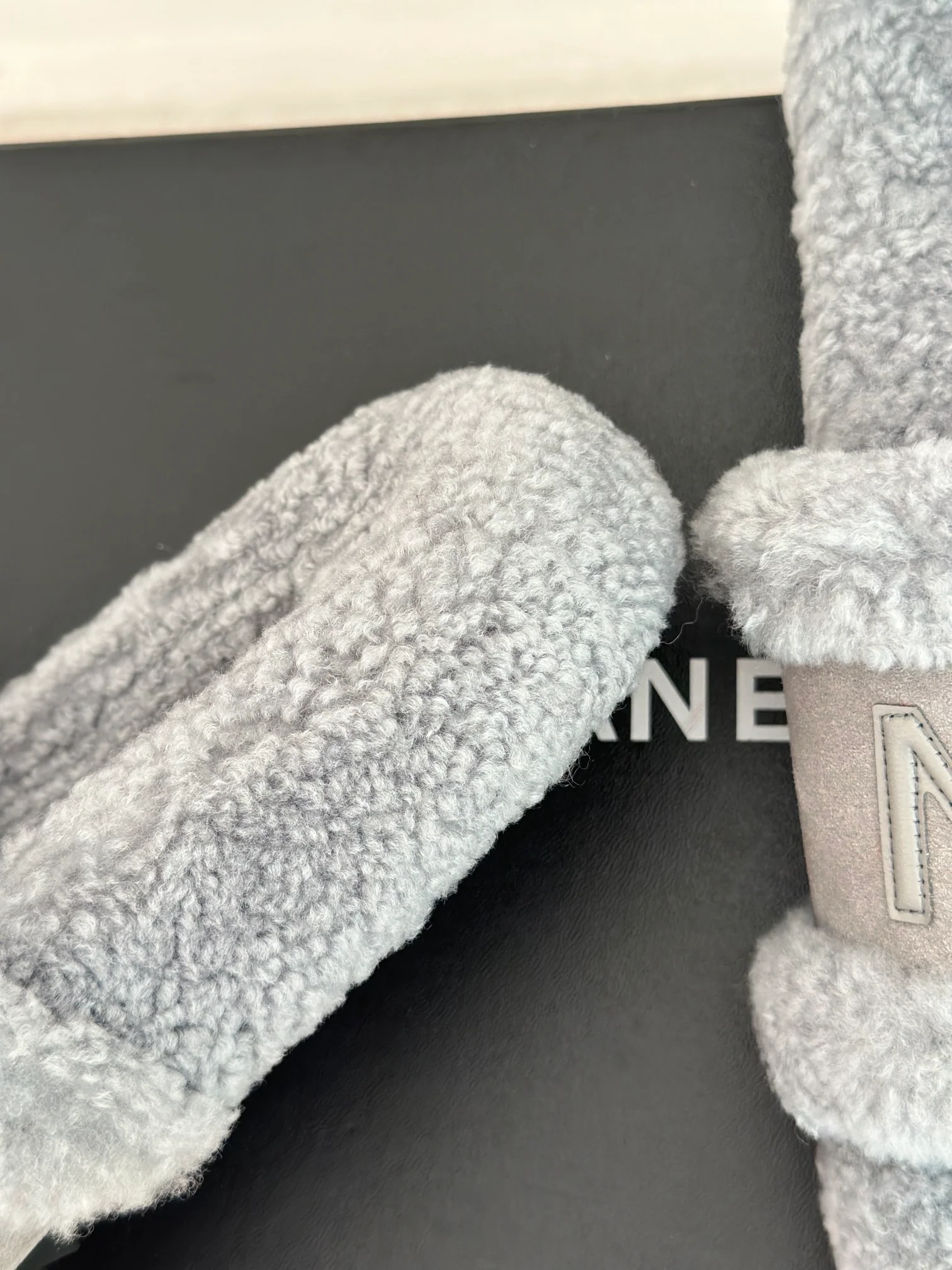 Новинка сезона осень/зима 2023 от Chanel — Меховые тапочки — Серые с буквенным рисунком