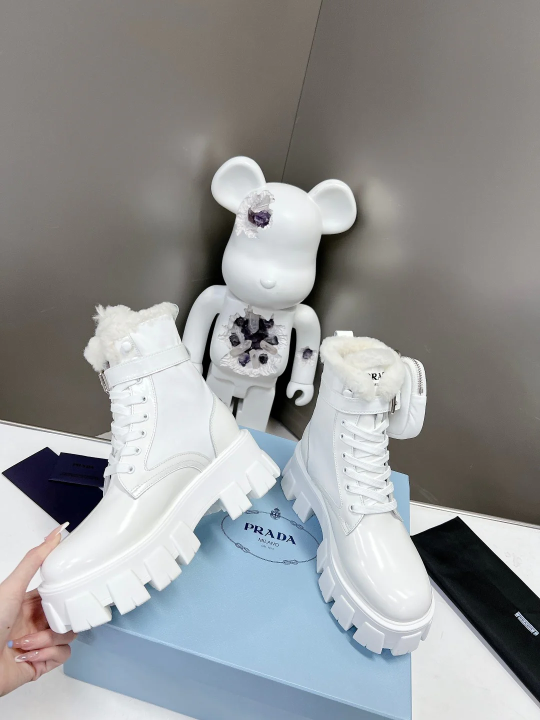 Chanel - Новинка ранней весны 2022 года - Высокие повседневные туфли с зубчатым ремешком - Белые