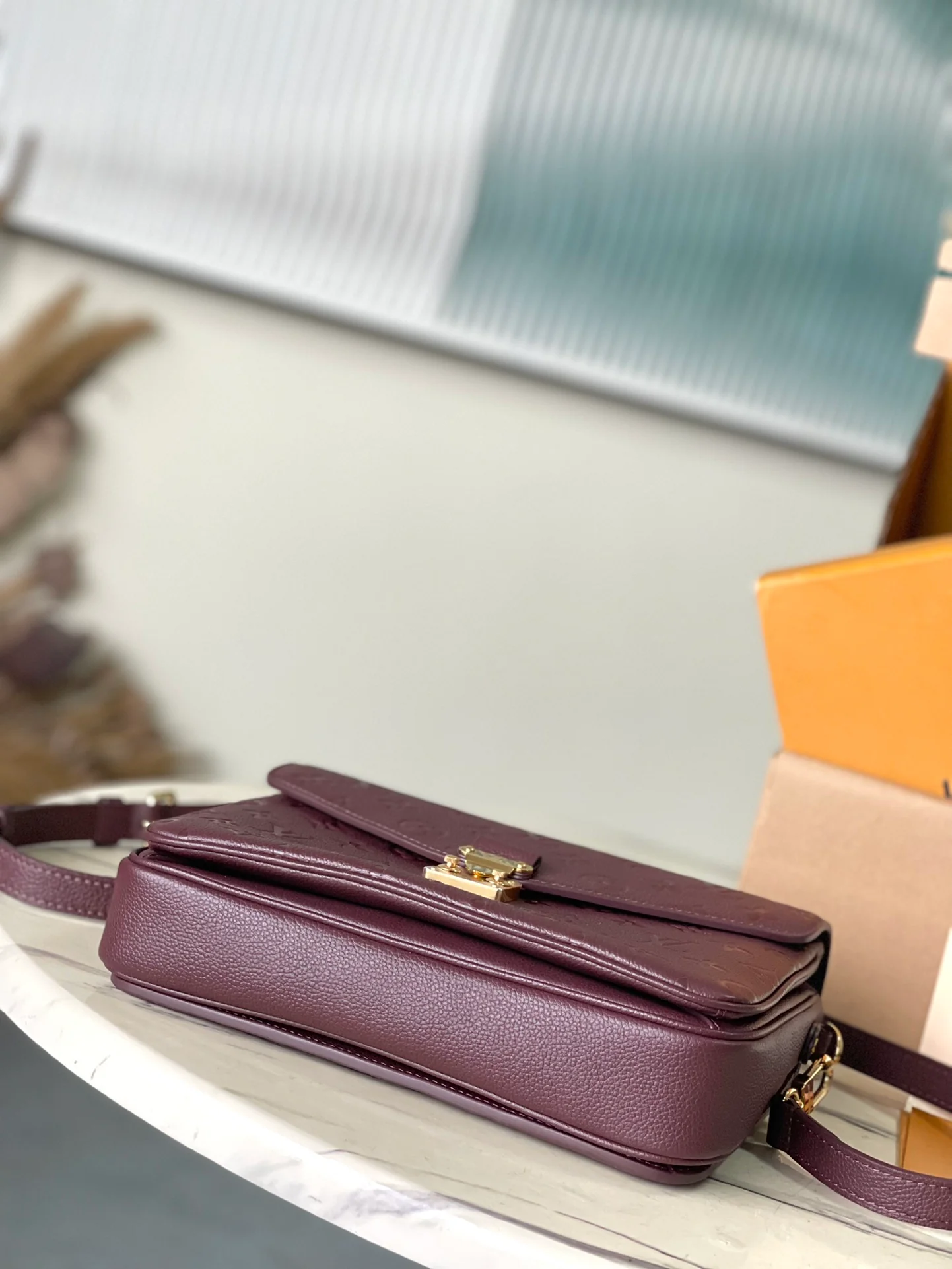 m46613-LV-Pochette-Metis-Classic с узором, кожа, винно-красный