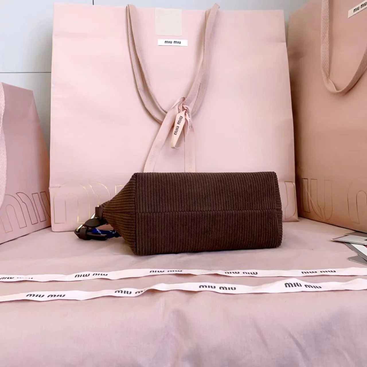 Сумка-ланч Miu Miu 5ne84 из замши, коричневая.