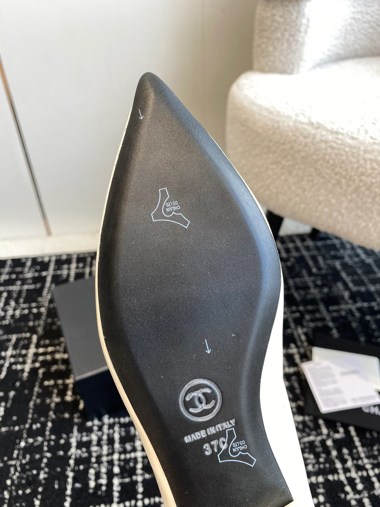 Сандалии Chanel 2025 с острым носком и открытой пяткой - белые