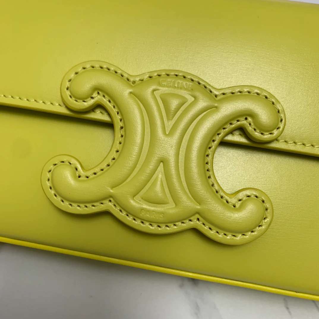 Сумка Celine с цепочкой под мышкой и тиснением в виде Триумфальной арки