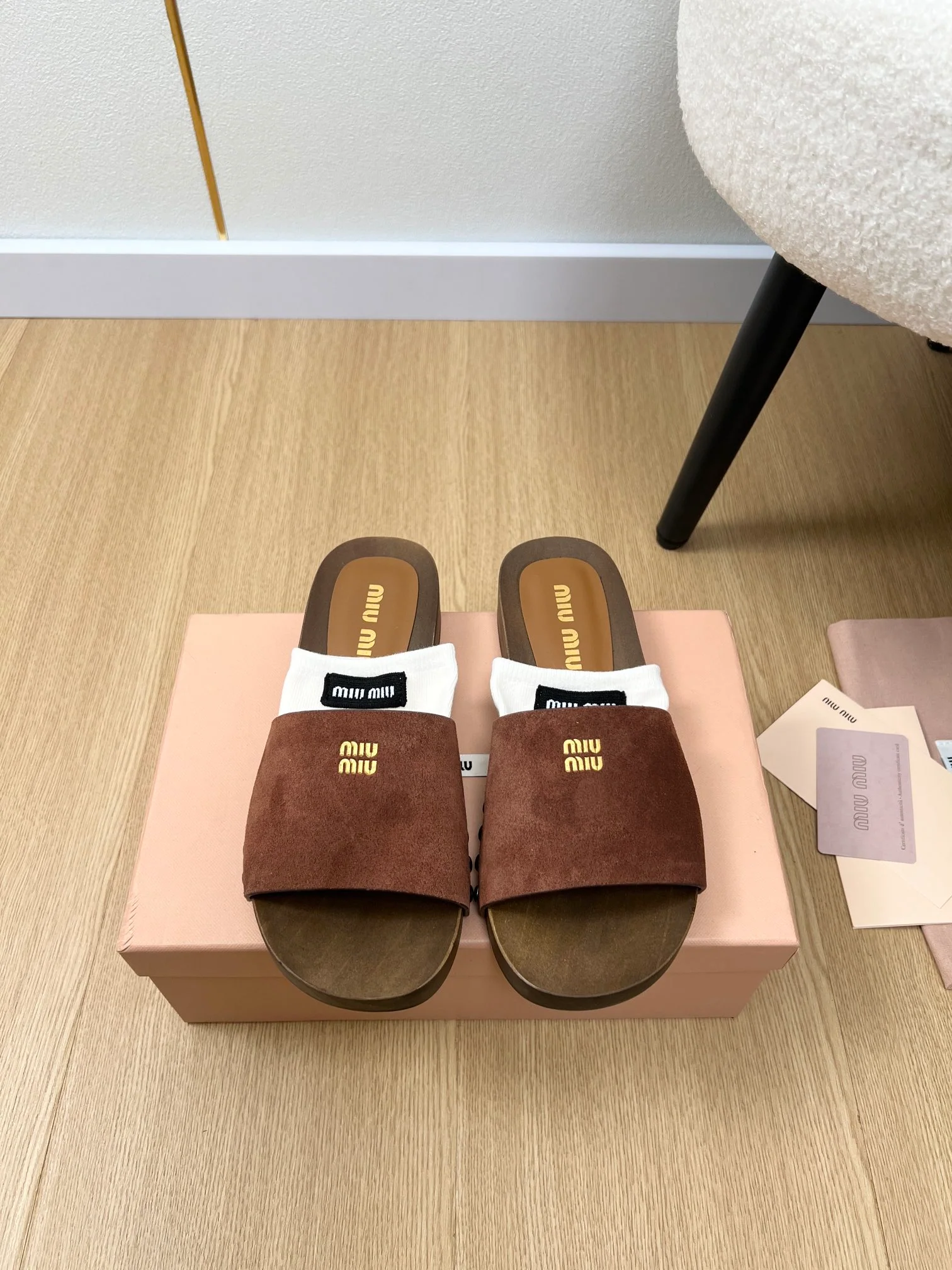 Замшевые деревянные тапочки Miu Miu 2024 - темно-коричневые