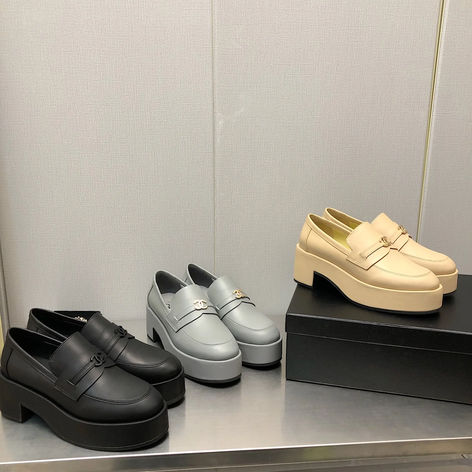 Новые поступления коллекции Chanel осень/зима 2022 — лоферы на платформе — изображение коллекции