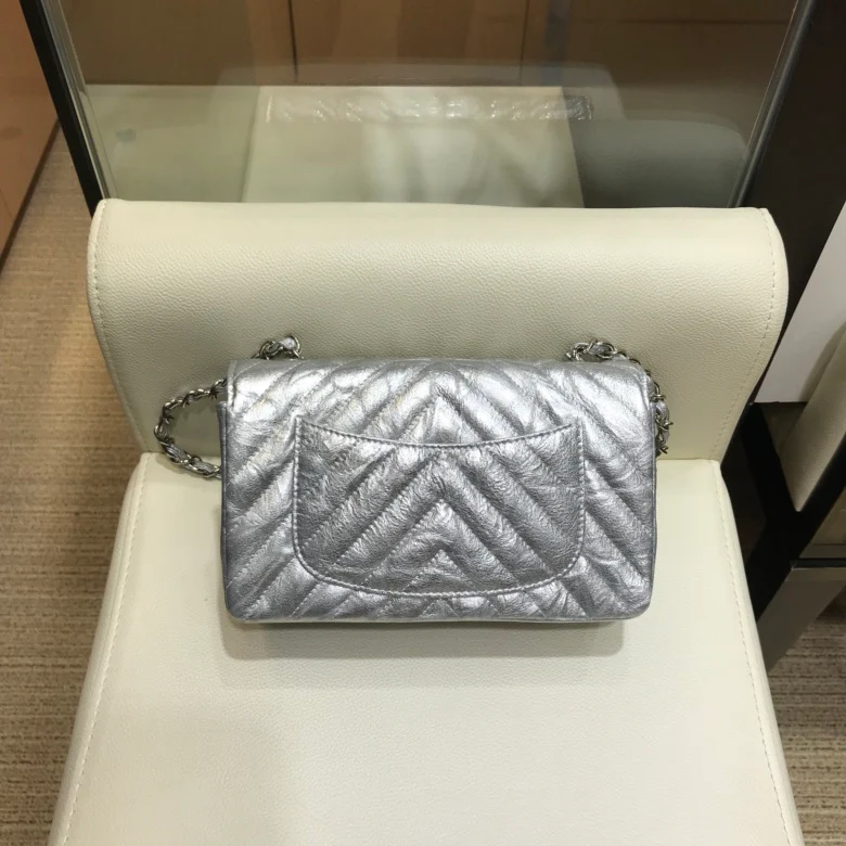 Коллекция Chanel Весна/Лето 2018 - Плиссированная металлизированная кожа - Телячья кожа - Сумка CF - 20 см