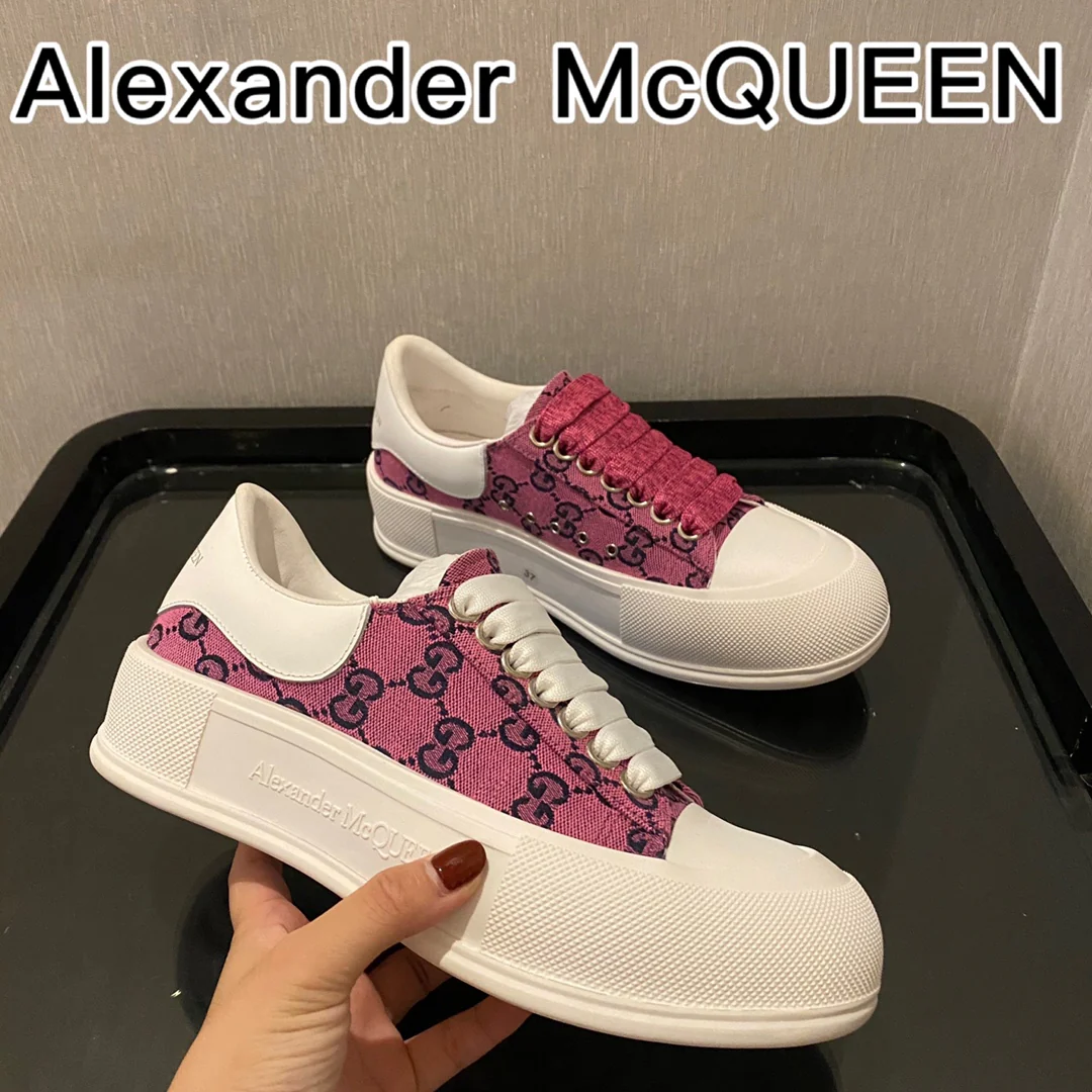 Кроссовки на платформе из парусины, созданные в рамках сотрудничества McQueen и Gbrand, в белом и розовом цветах.