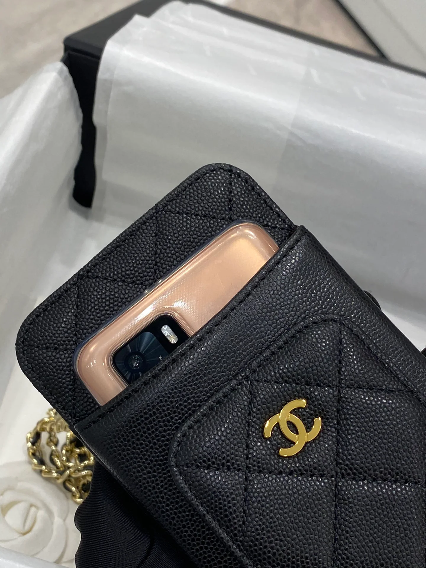 Chanel - Сумка для телефона из зернистой кожи - Черная с золотой фурнитурой