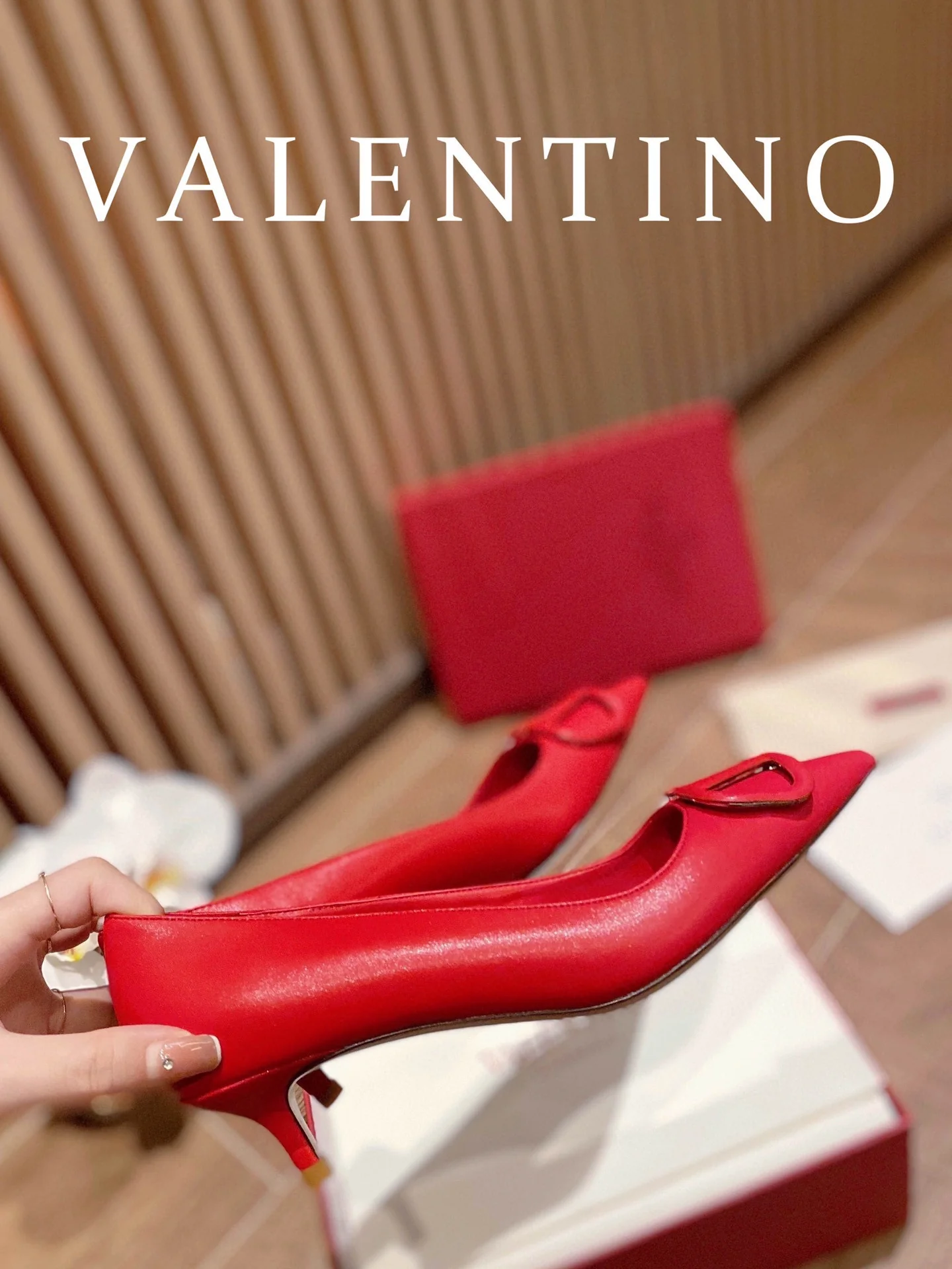 Кожаные туфли Valentino на V-образном каблуке с пряжкой — красные