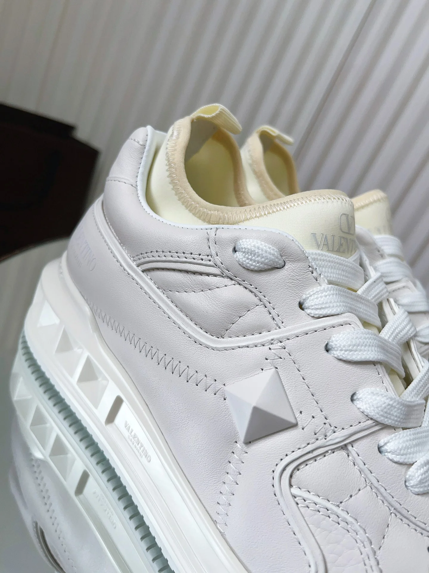 Valentino - Повседневные кроссовки - Унисекс - Белые