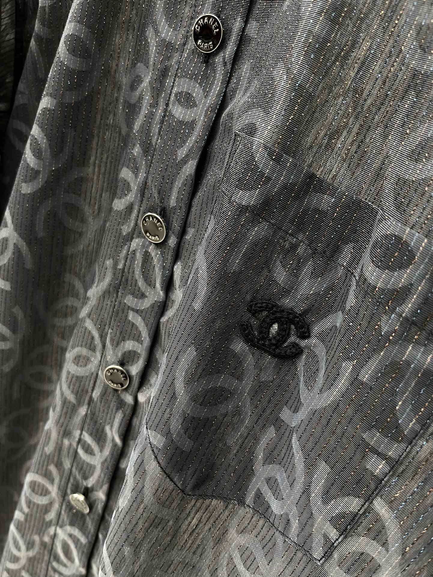 Рубашка Chanel 2403 с двойным С-образным воротником и темным узором - черная