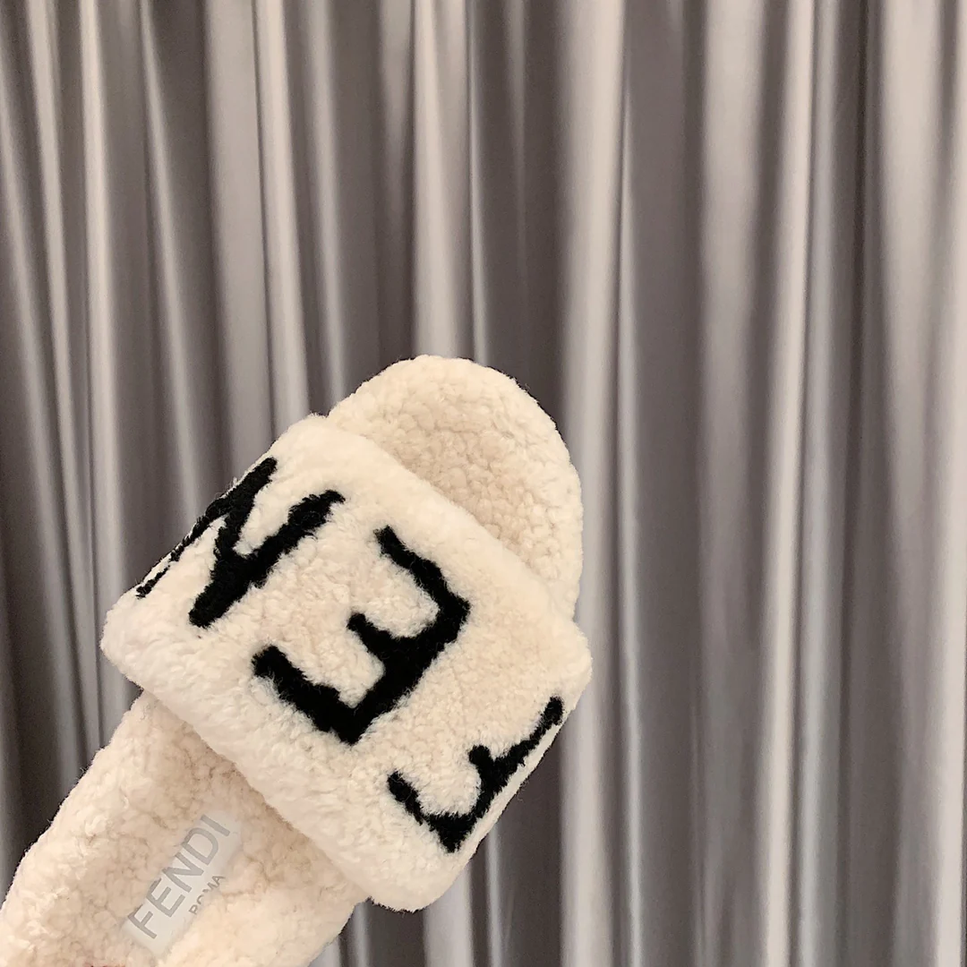 Fendi - Тапочки из овечьей шерсти - Белые с черной надписью