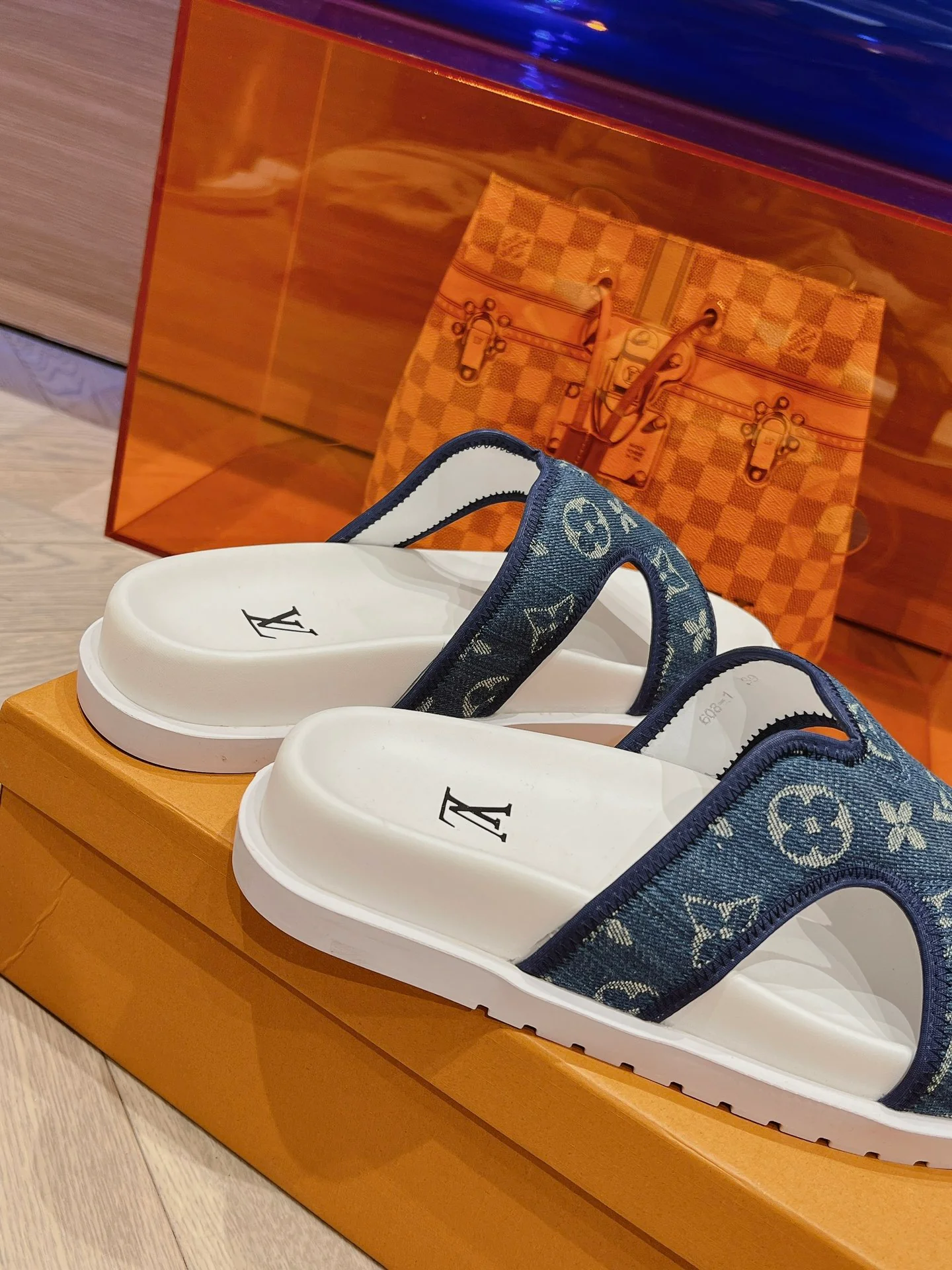 Новинка сезона лето 2023 от LV для мужчин - пляжные сандалии.