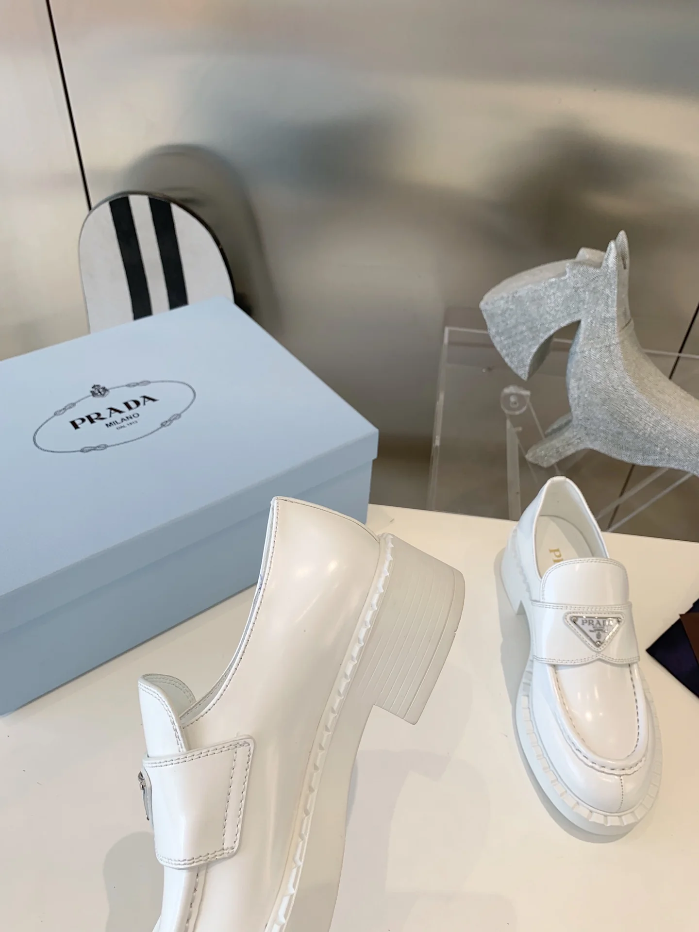 Лоферы Prada Gear - белые