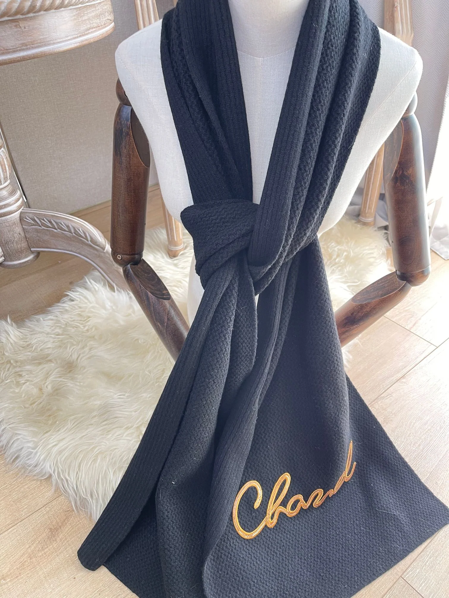 Новая коллекция Chanel осень/зима - Кашемировый шарф, расшитый пайетками, очень теплый.