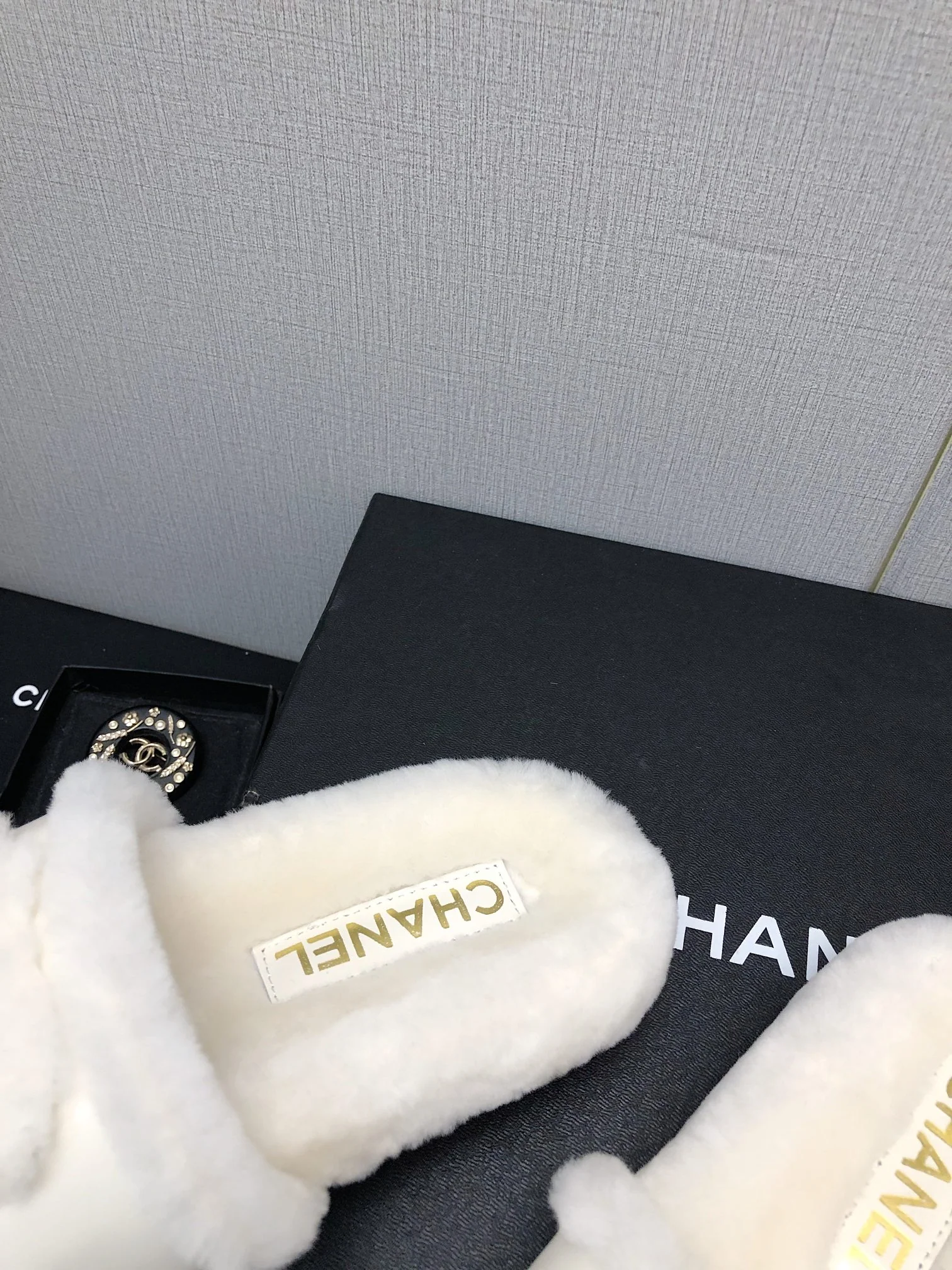 Новинка сезона осень/зима 2023 от Chanel - шерстяные тапочки в клетку - белые кожаные.