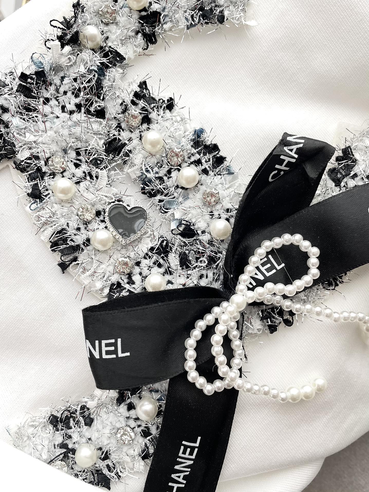 Футболка Chanel 2403 с коротким рукавом, украшенная объемными 3D-эффектами, белая.