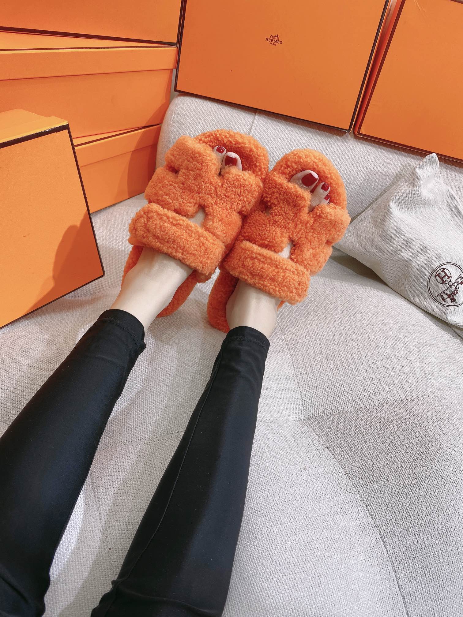 Новинка осенне-зимней коллекции Hermes 2022 — Домашние тапочки H-образной формы из овечьей шерсти и кожи (фотографии в носке).