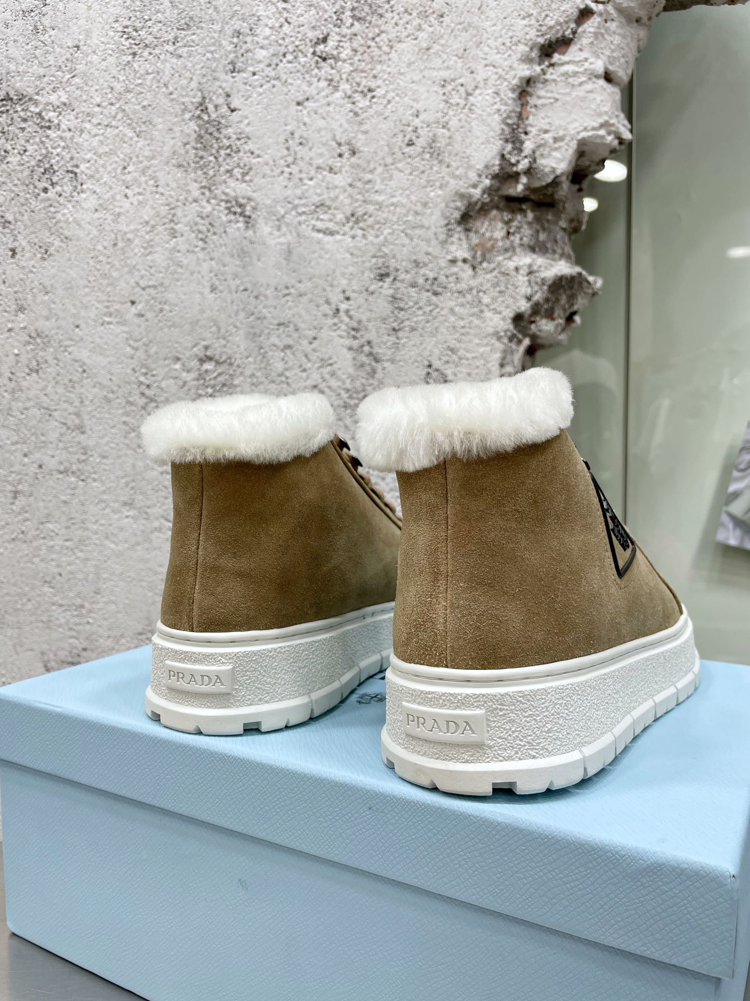 Новинка сезона осень/зима 2022 от Prada - Снежные сапоги - Стиль знаменитостей