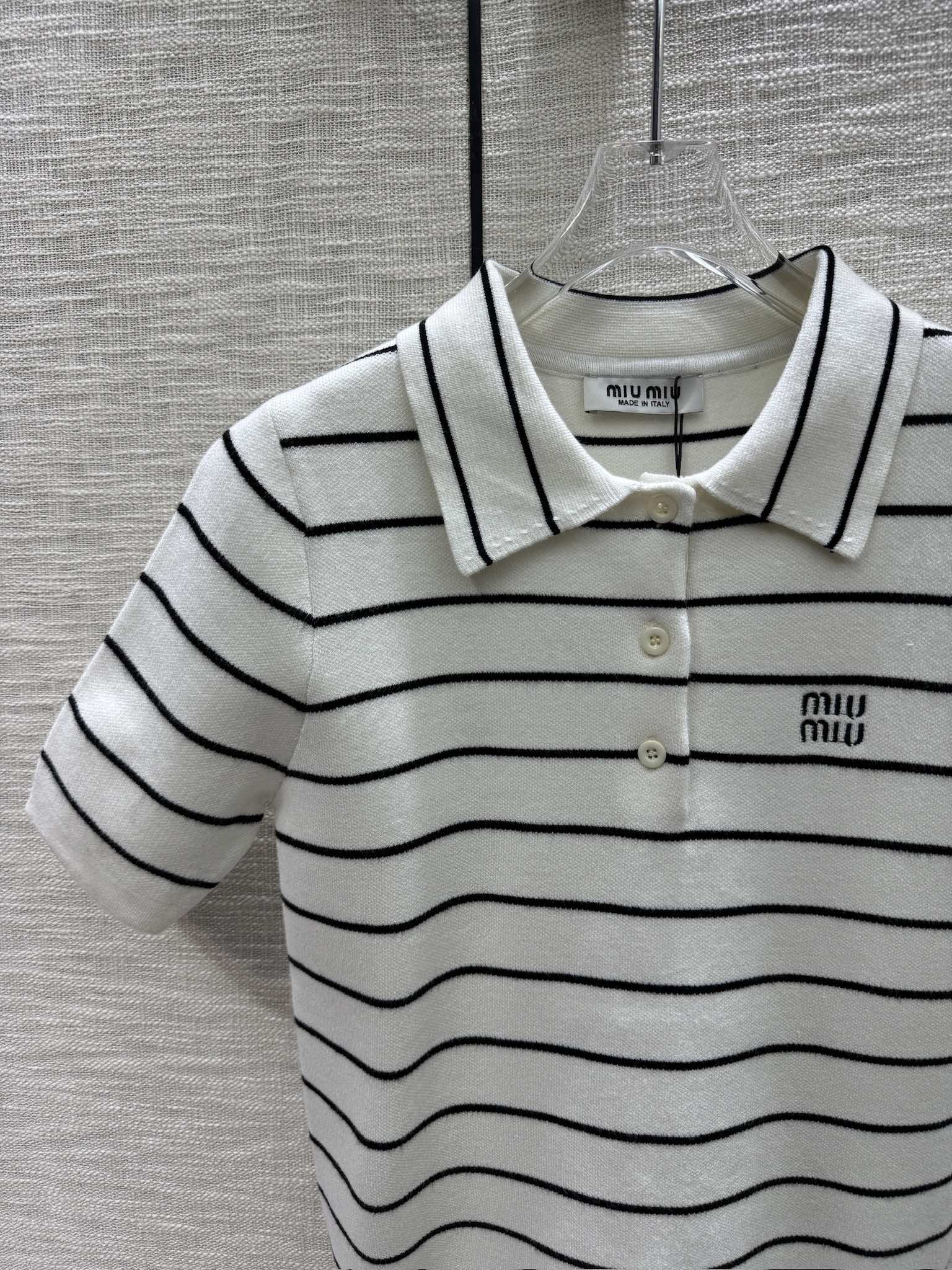 Miu Miu 2404 Трикотажный топ с короткими рукавами и воротником-поло в полоску, выполненный в технике колор-блокинга - белый