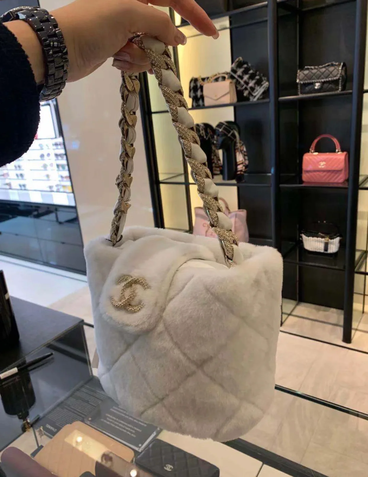 Сумка Chanel из овчины с цепочкой и бриллиантами - 1