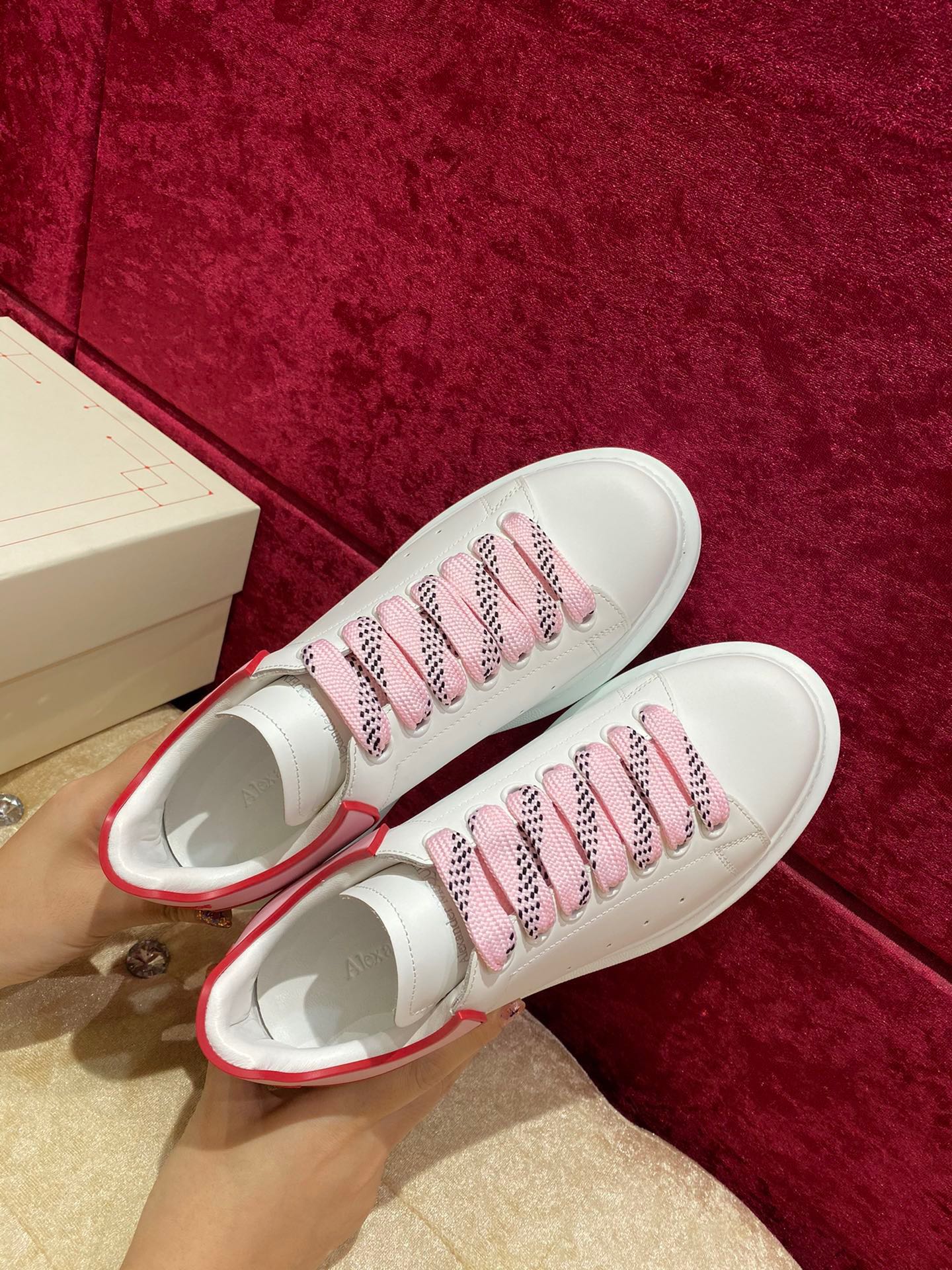 Классические белые кроссовки McQueen с розовой пяткой