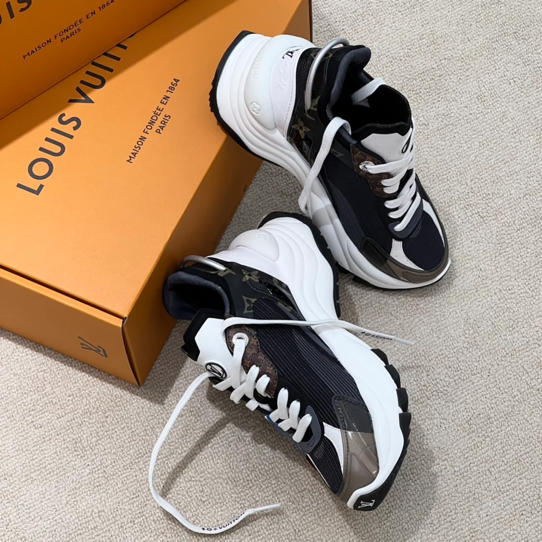 Новинка LV 2023 года - Серия Run 55 - Кроссовки на платформе Monogram - Черные