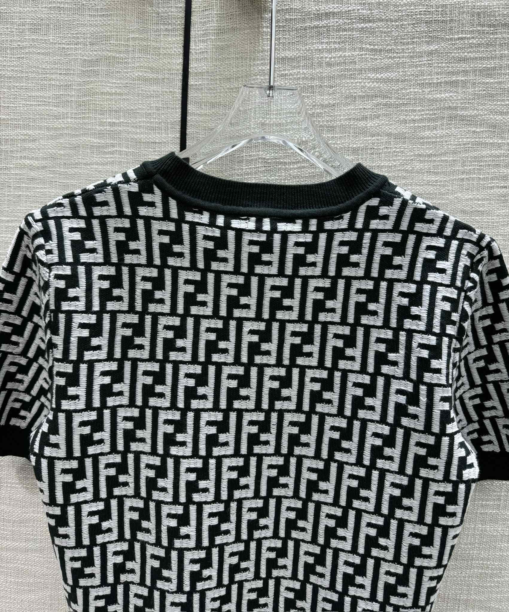 Fendi-2403-24 Новая коллекция ранней весны. Трикотажный свитер с коротким рукавом и круглым вырезом, с монограммой.