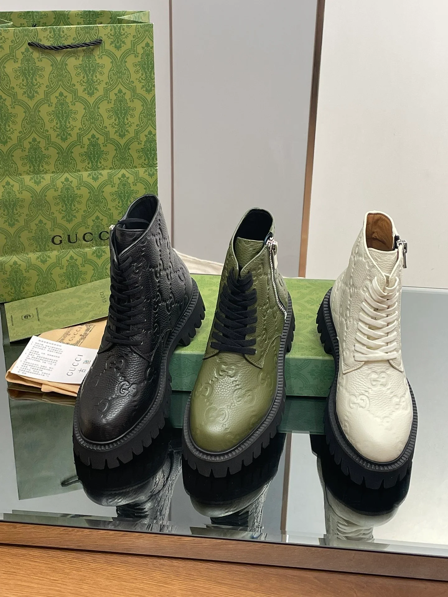 Новинка сезона осень/зима 2023 от Gucci - Ботильоны с тиснением Double G - Черные