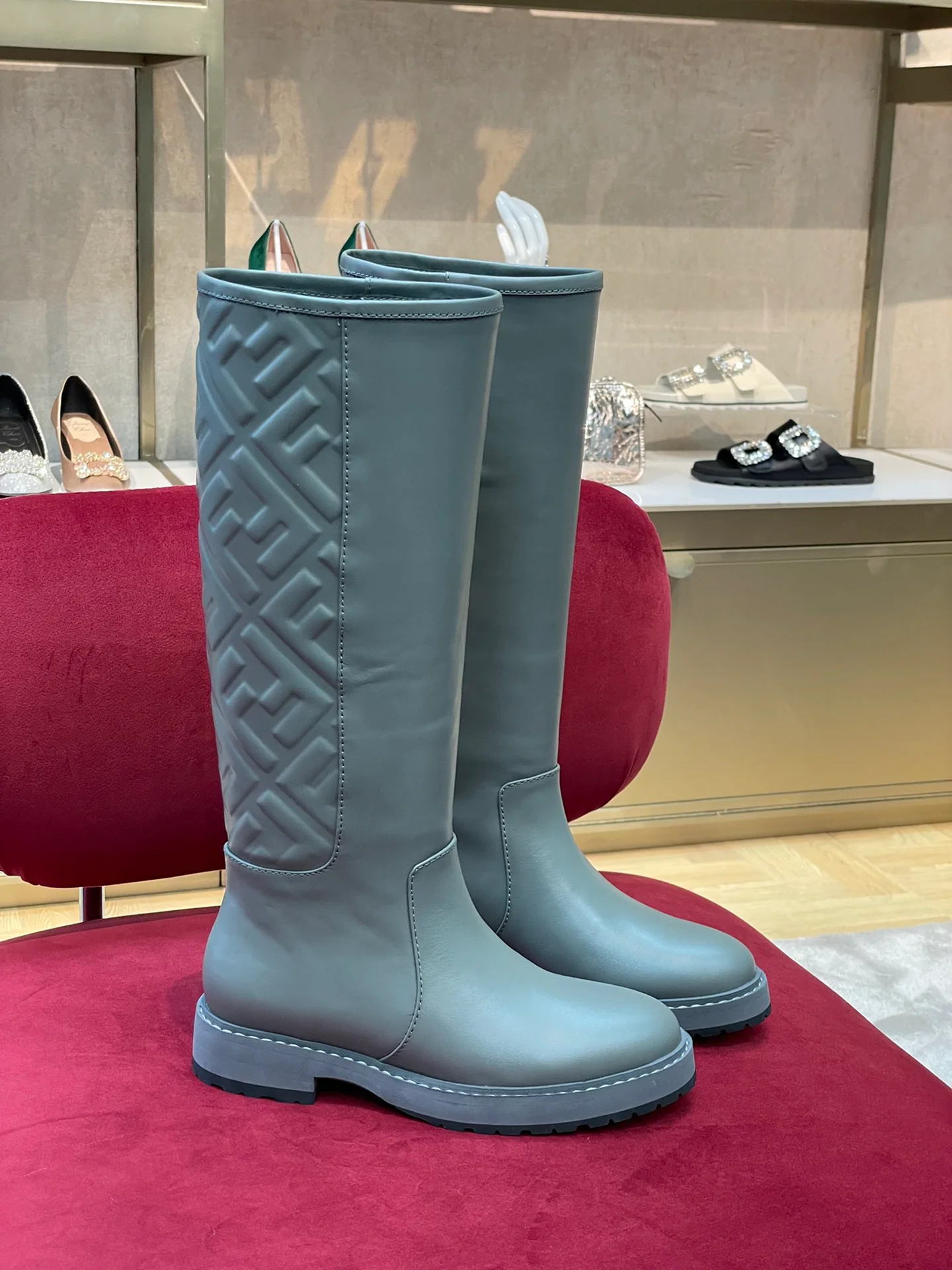 Рельефные сапоги для верховой езды Fendi