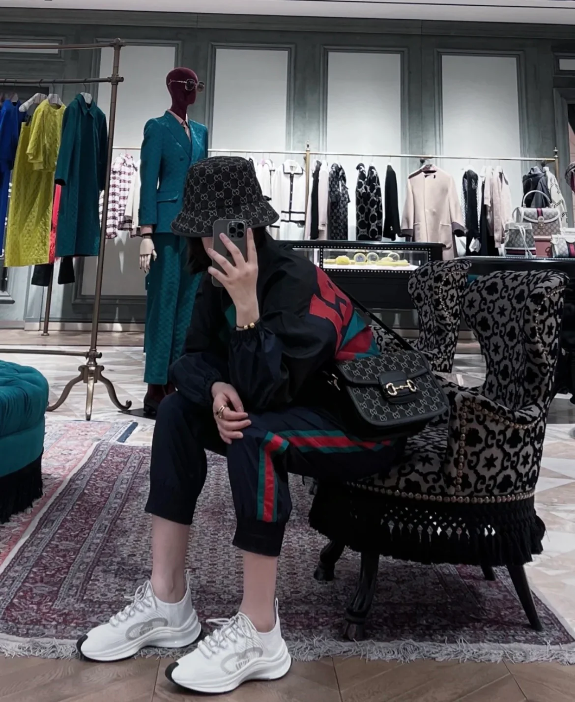 Сумка-седло Gucci 1955 с пряжкой в ??виде подковы — черная джинсовая ткань.