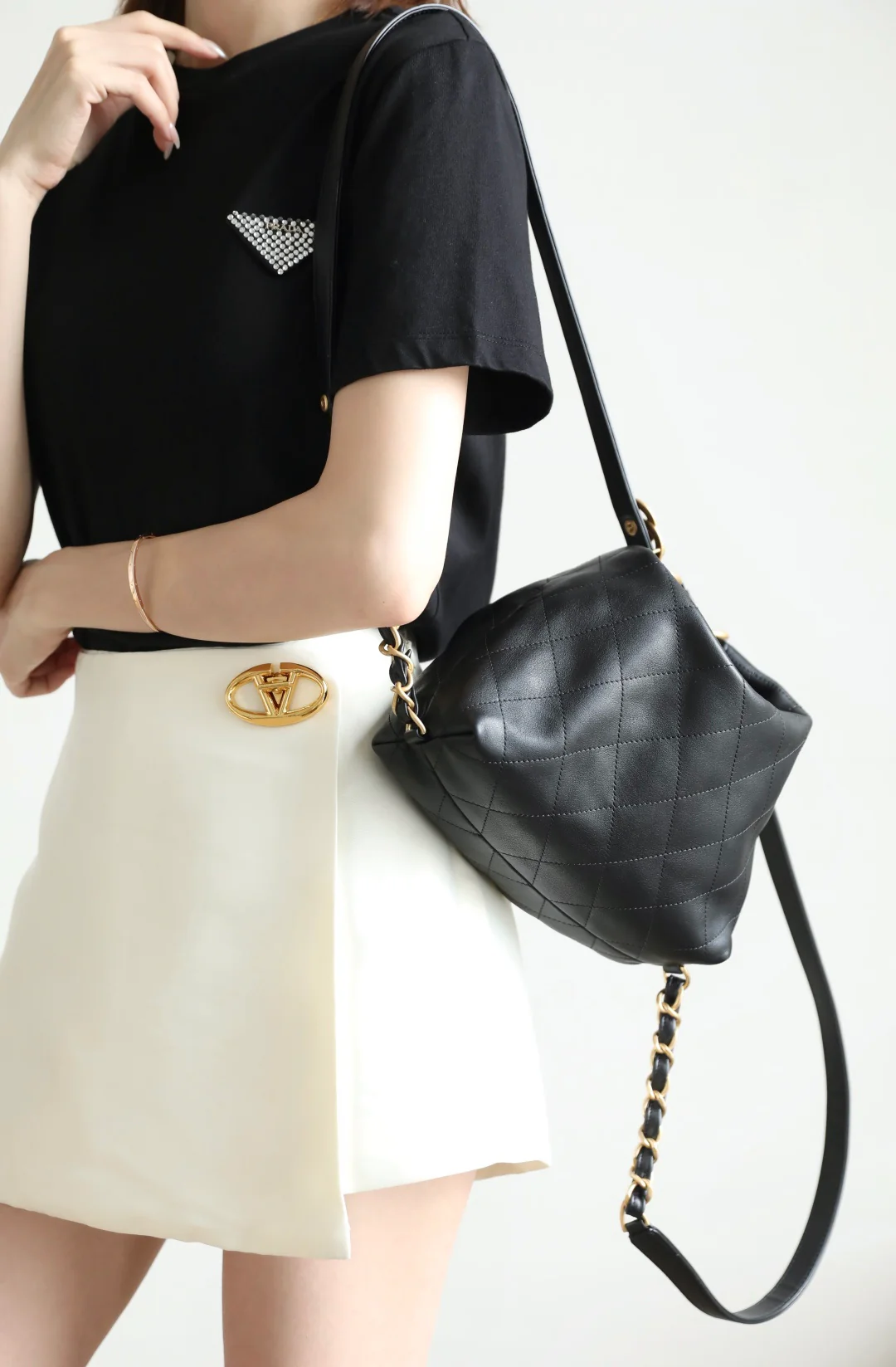 Рюкзак Chanel весна/лето 2020, маленький, черный с золотой пряжкой.