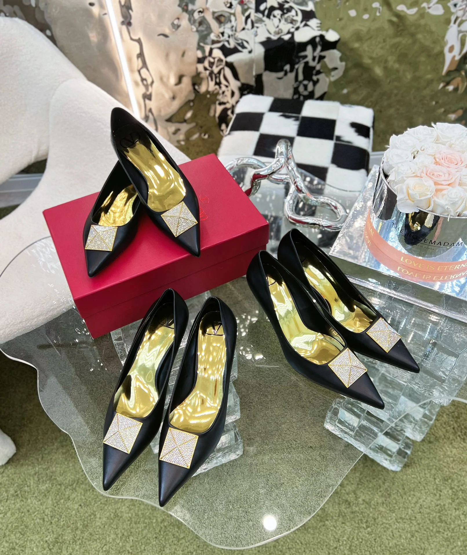 Valentino - Новинка начала осени 2022 года - Туфли на среднем каблуке с заклепками - 1