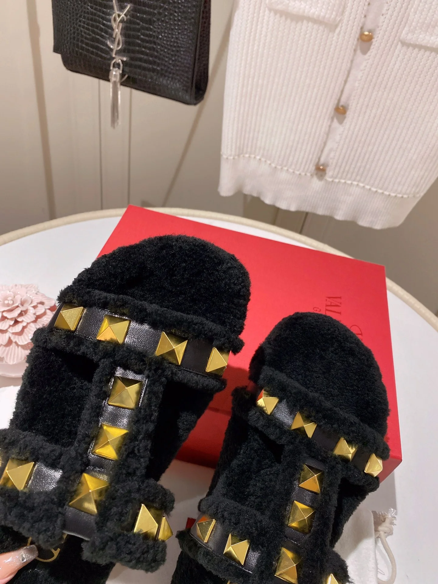 Новинка сезона осень/зима 2022 от Valentino - Шерстяные тапочки - Черные