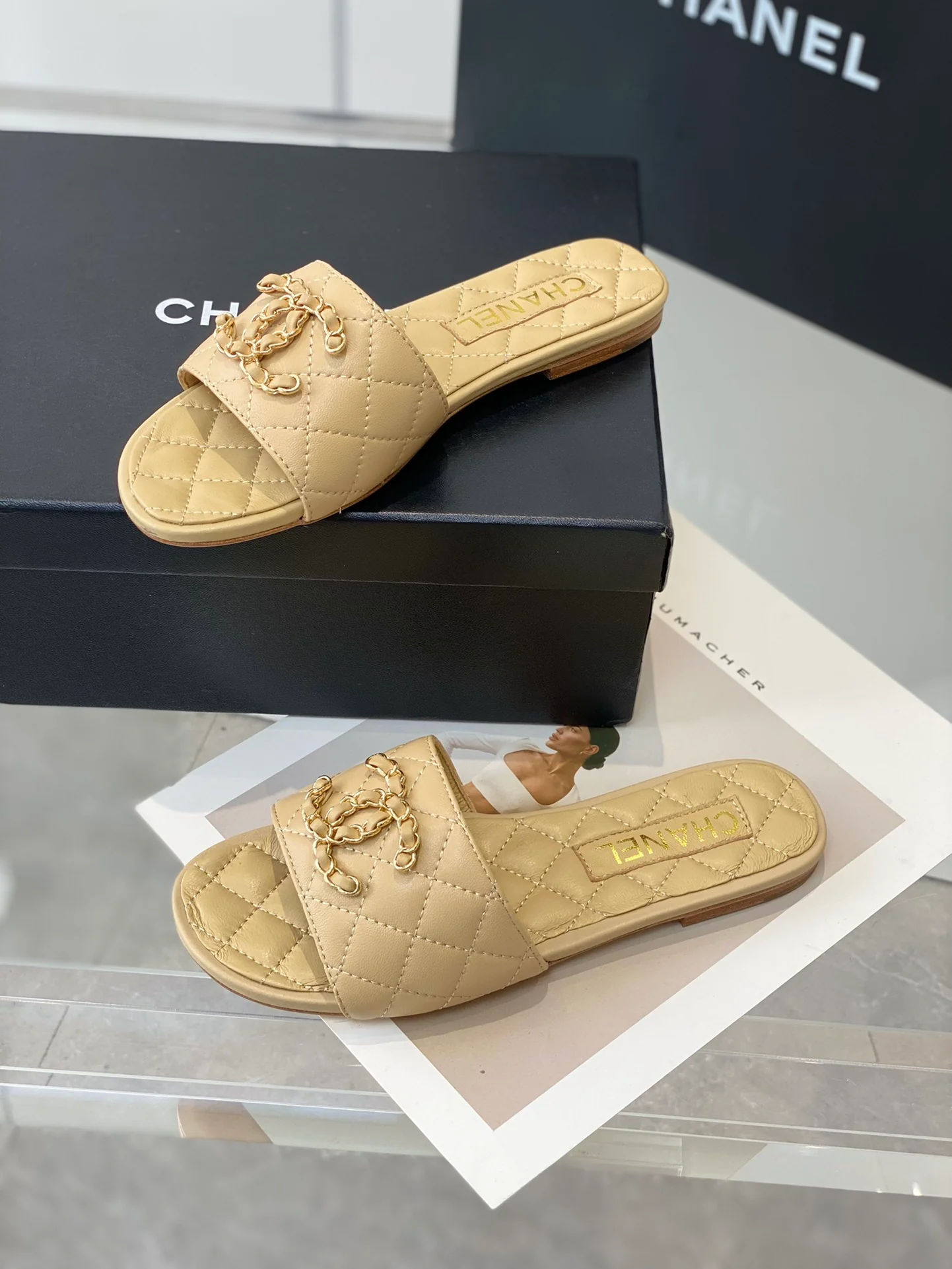 Новинка 2023 года от Chanel - стеганые тапочки из овечьей кожи.