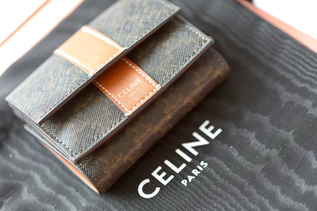 Celine TRIOMPHE CANVAS标志印花和羊皮革折迭短款钱包
